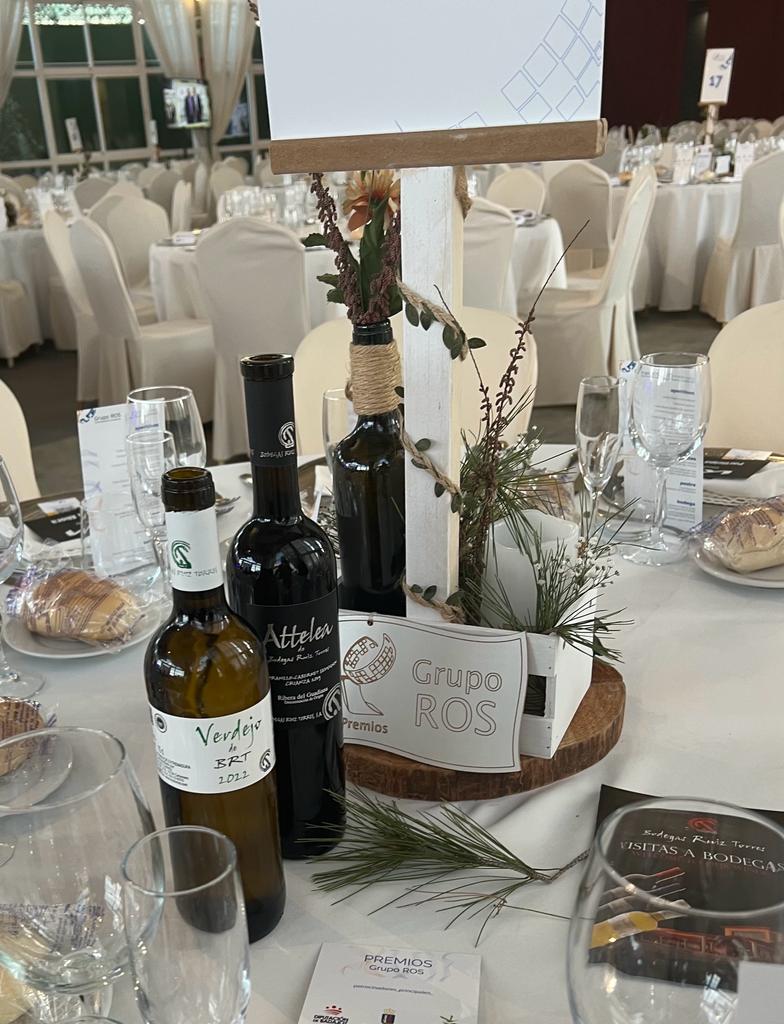 vinos de ruiz torres en la mesa de Premios del Grupo ROS